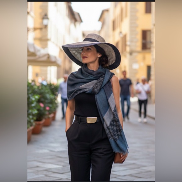 GUCCI Scarf Oblong Scarf With Ombre' Effect In Blue and Grey EUC - Picture 3 of 8